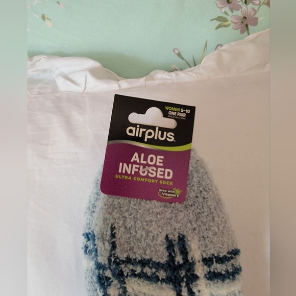 Airplus Aloe Infused Plaid Socks - Picture 2 of 5